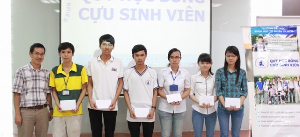 Quỹ học bổng Cựu sinh viên Khoa CNTT trao 14 suất học bổng cho sinh viên có nhiều nỗ lực trong học tập