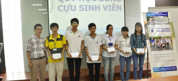 Trao 14 suất học bổng cho sinh viên