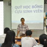 Thầy Lâm Quang Vũ, Phó Khoa CNTT, dặn dò các bạn trước khi trao HB